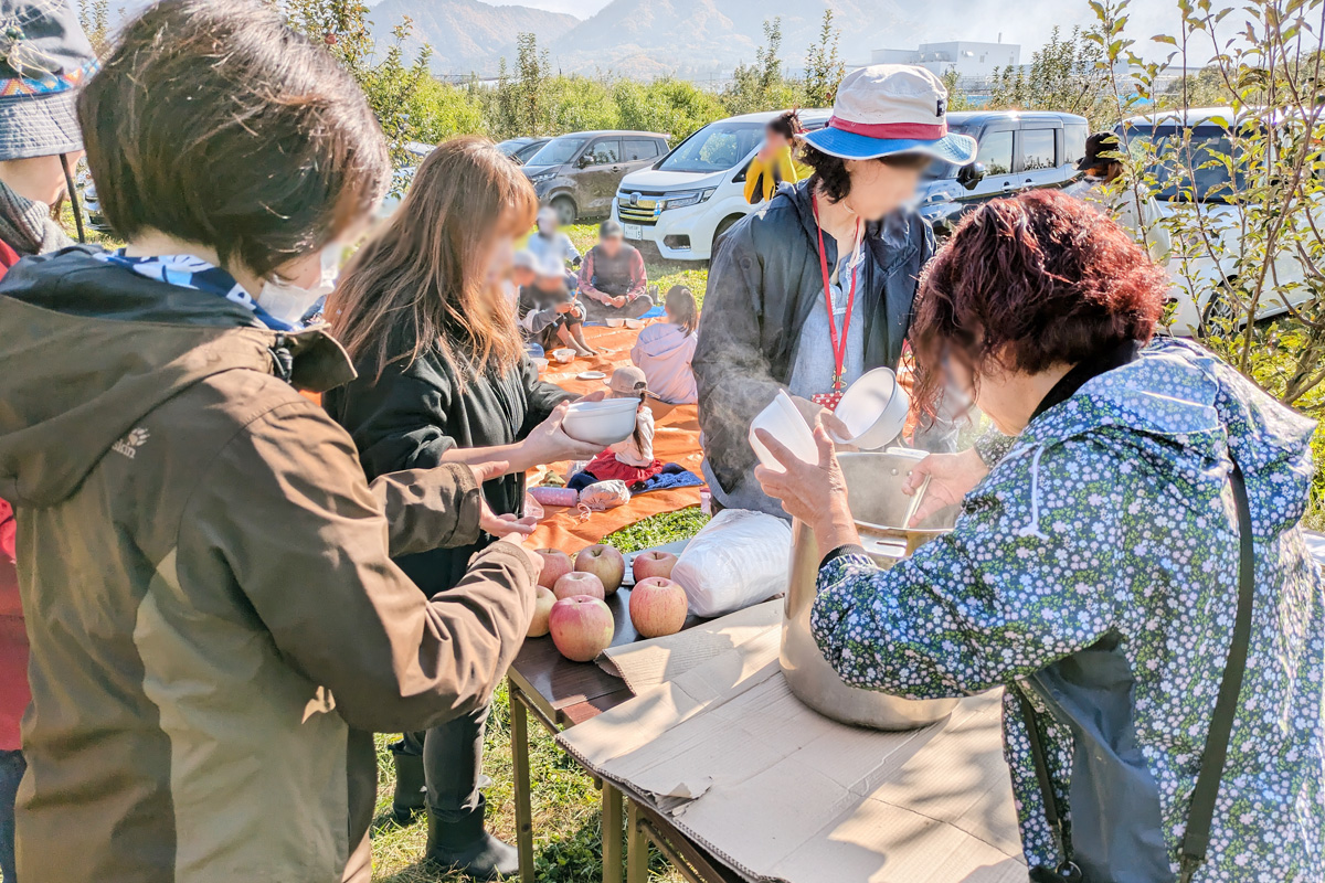 芋煮を食べて収穫祭