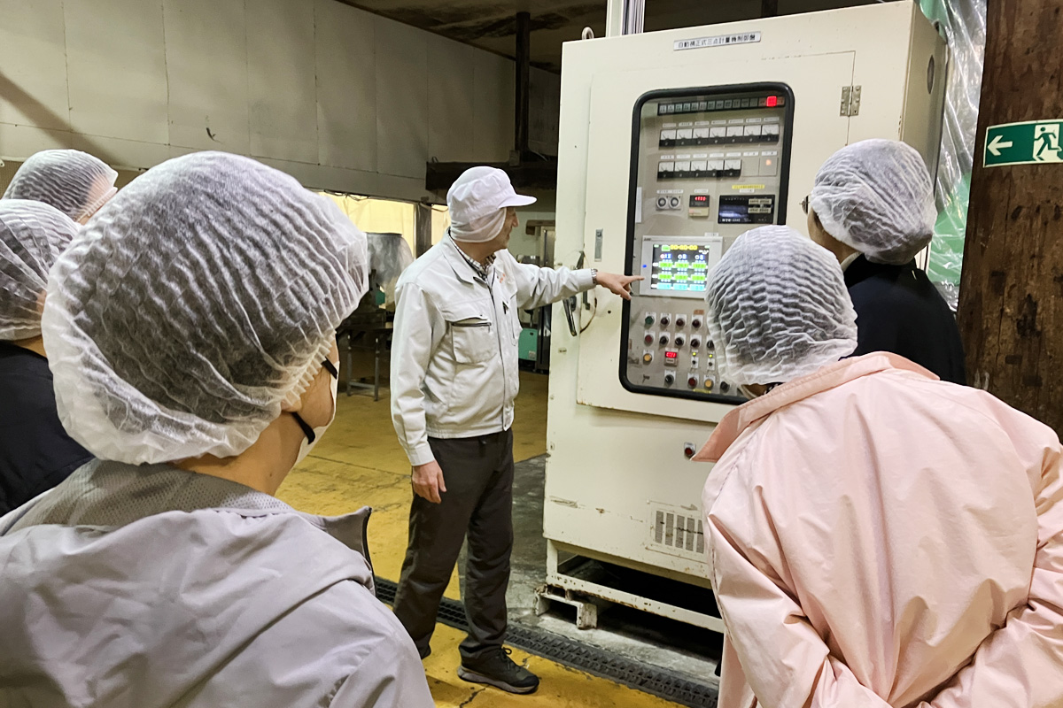 大豆・麹・塩を入れる割合は機械で管理します