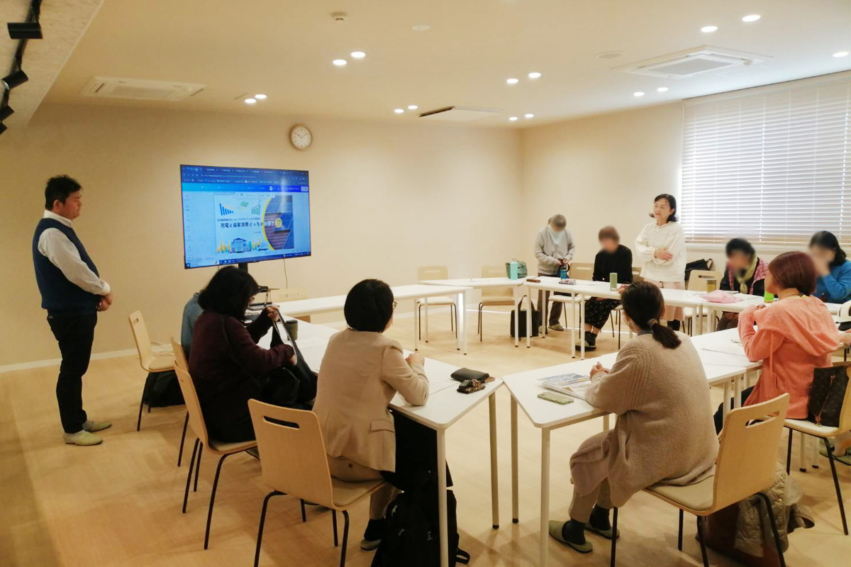 パルシステムでんき奥田さんの話を聞く参加者