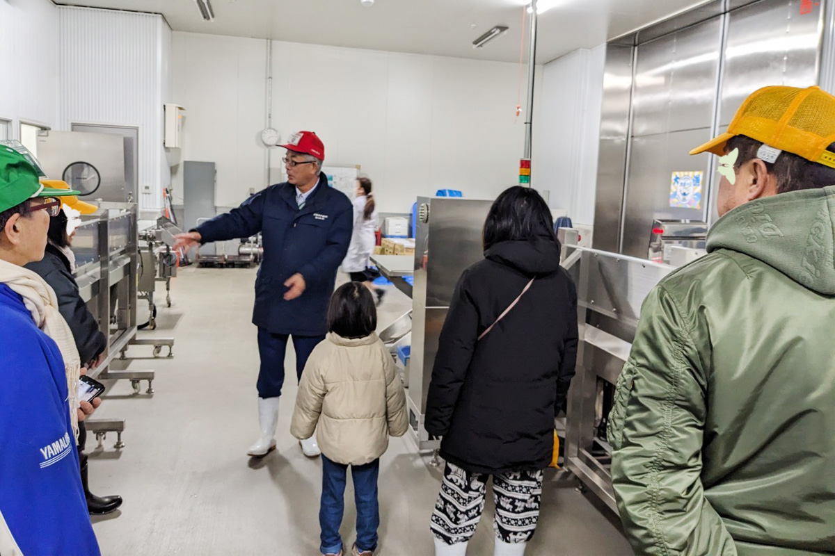 説明をしてくださる佐々木市場長
