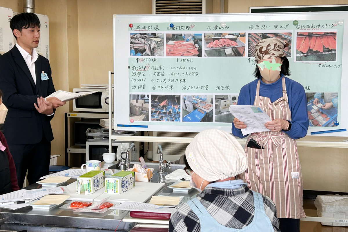 学習発表をする地区委員さん