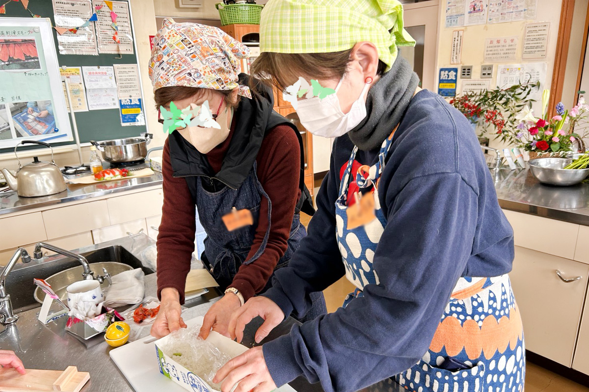 お隣の方と協力して作ります