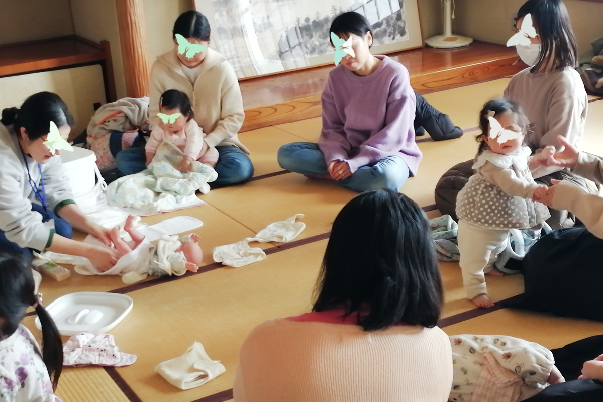 赤ちゃん人形に布おむつをあてて
