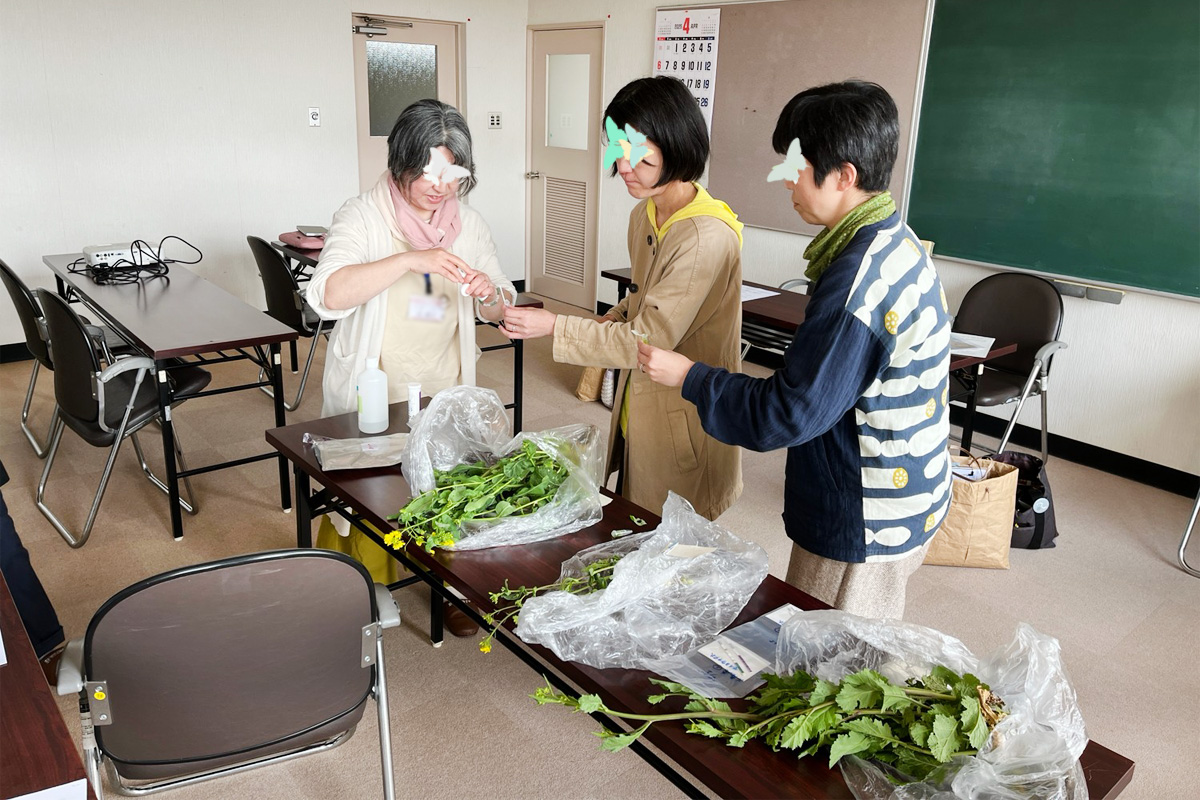 簡易検査する委員さん