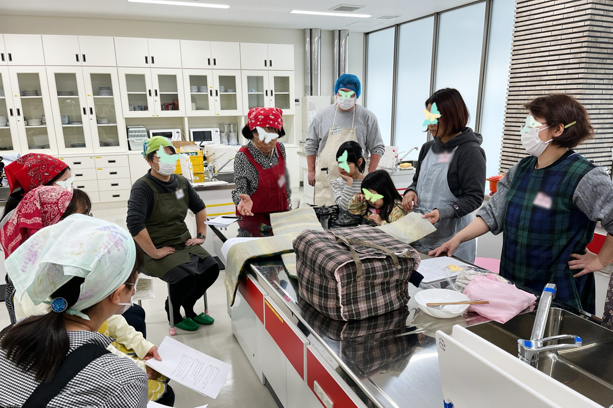 鍋布団の紹介をする地区委員さん