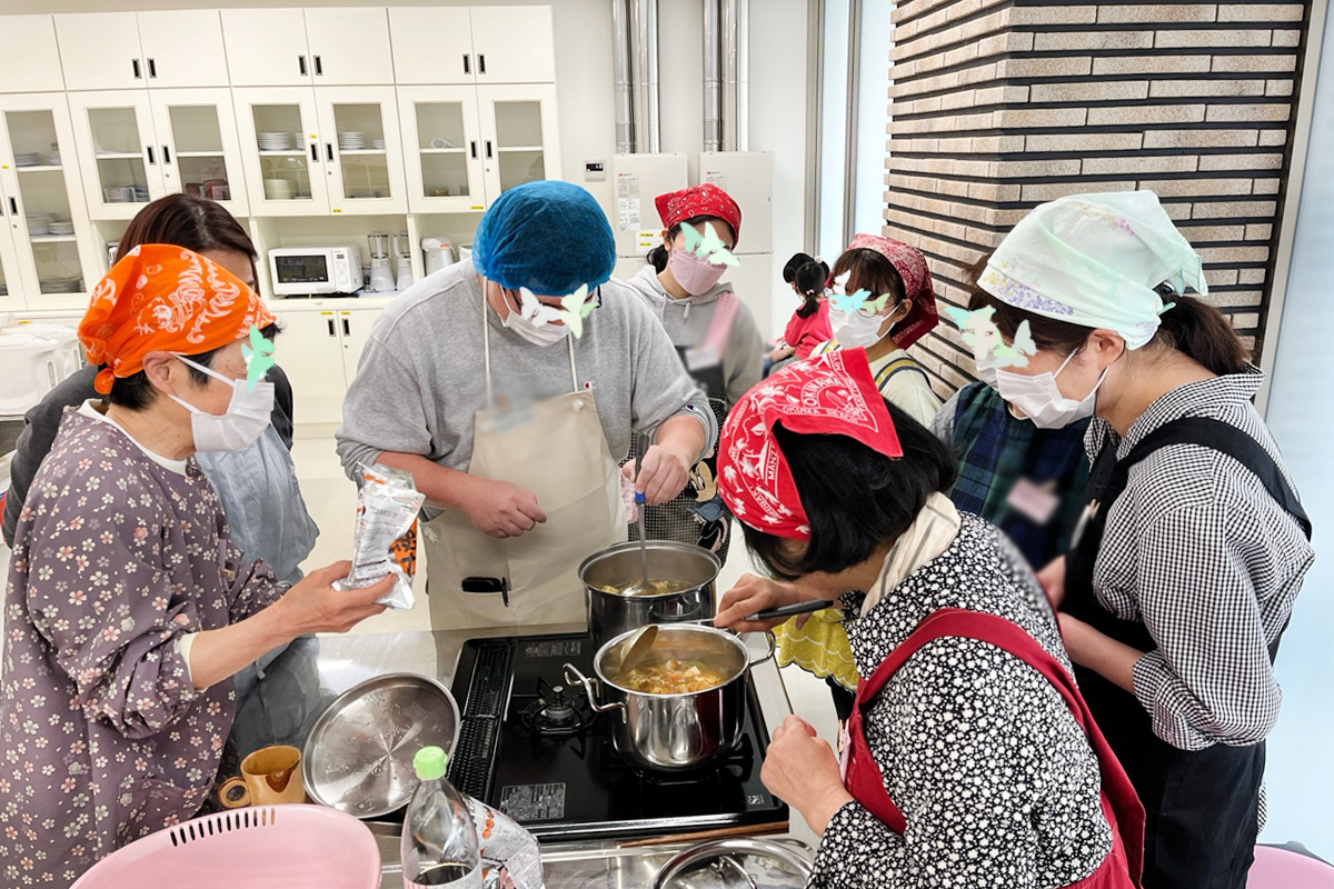 みんなで楽しくカレー作り