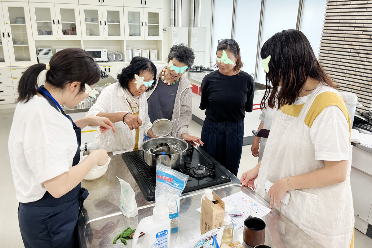 キレイになった食器を見て驚く委員さんたち