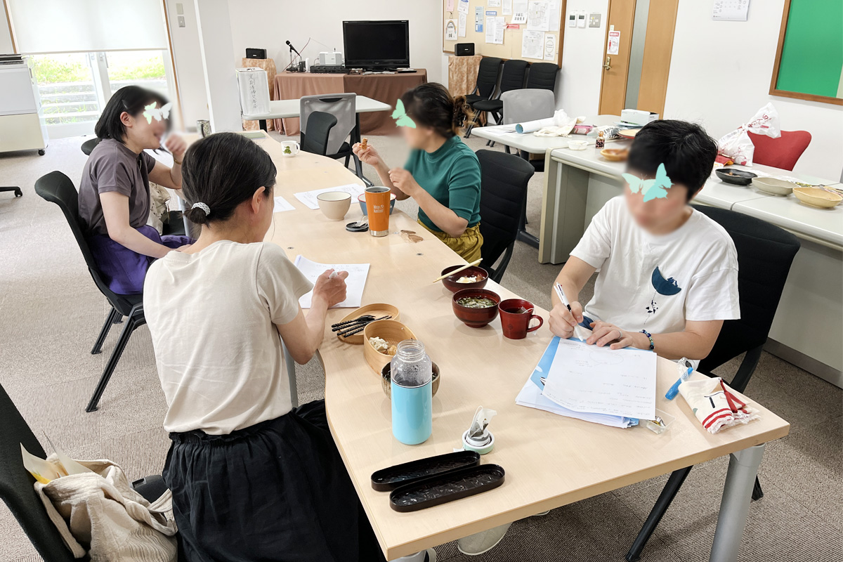 それぞれの味覚を総動員する委員さんたち