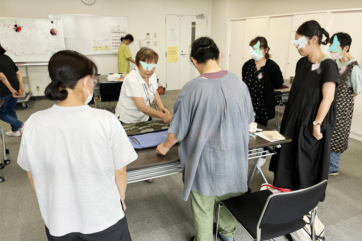 鍋布団の作り方をレクチャーするTさん