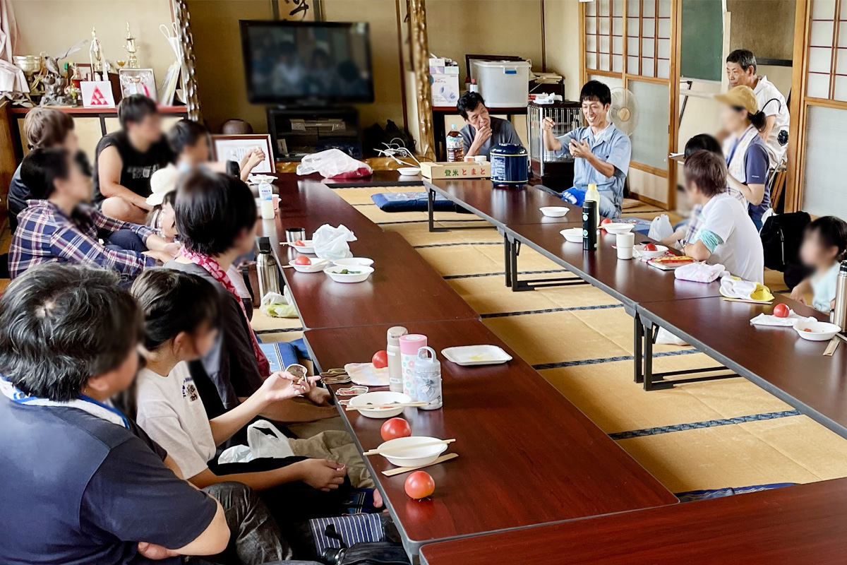 圃場近くの会館で交流です