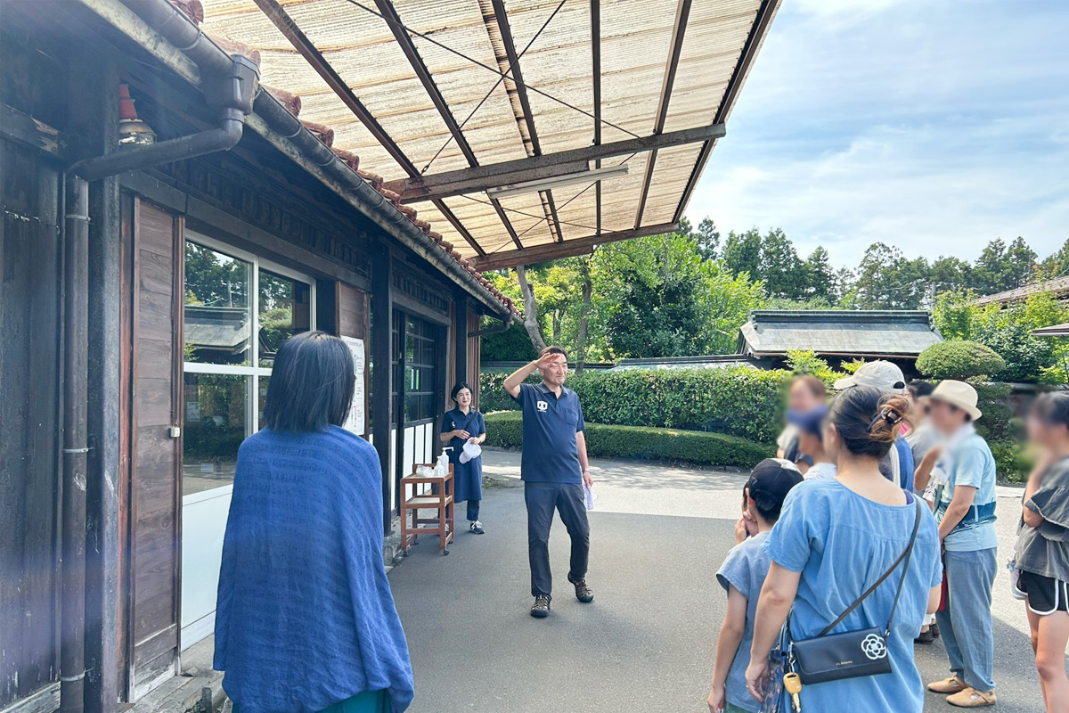 鎌田醤油の歴史について聞く地区委員さん