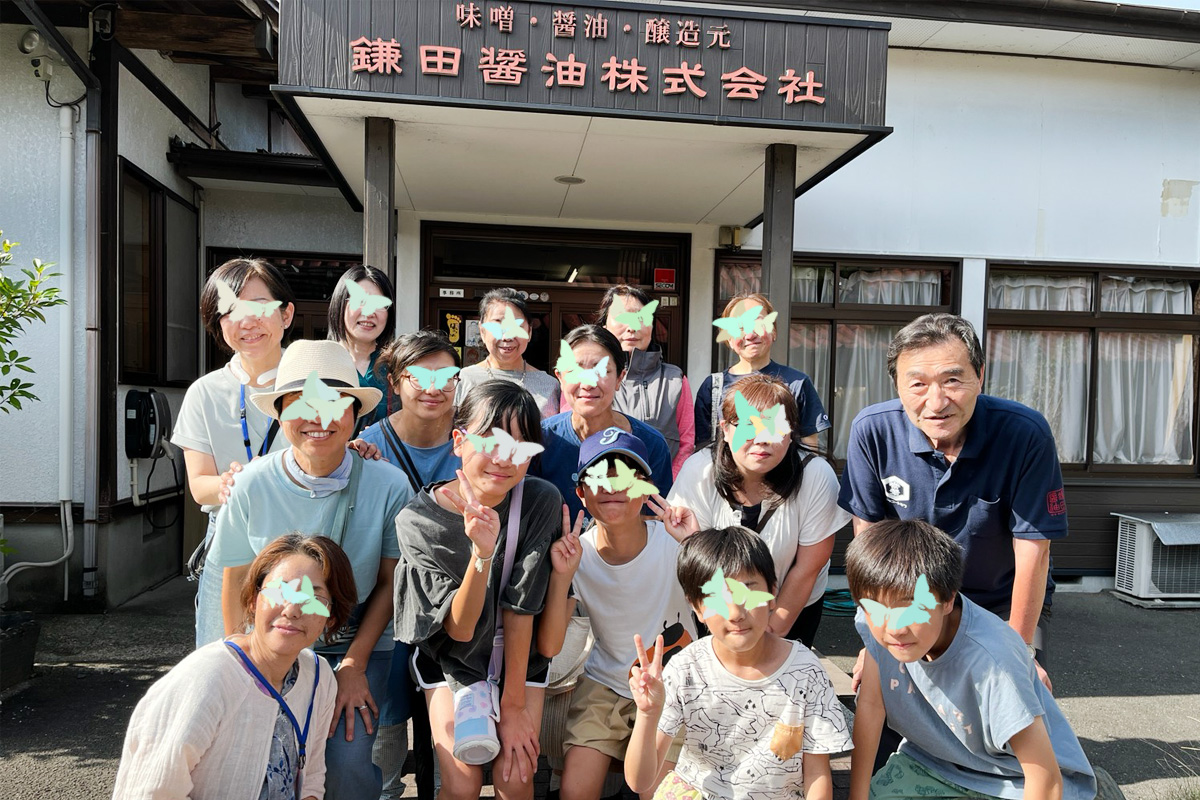 鎌田醤油さんの建物前で集合写真