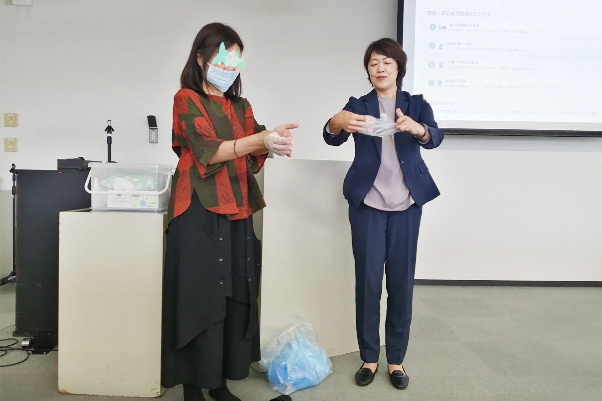 吐しゃ物の処理の仕方を学ぶ