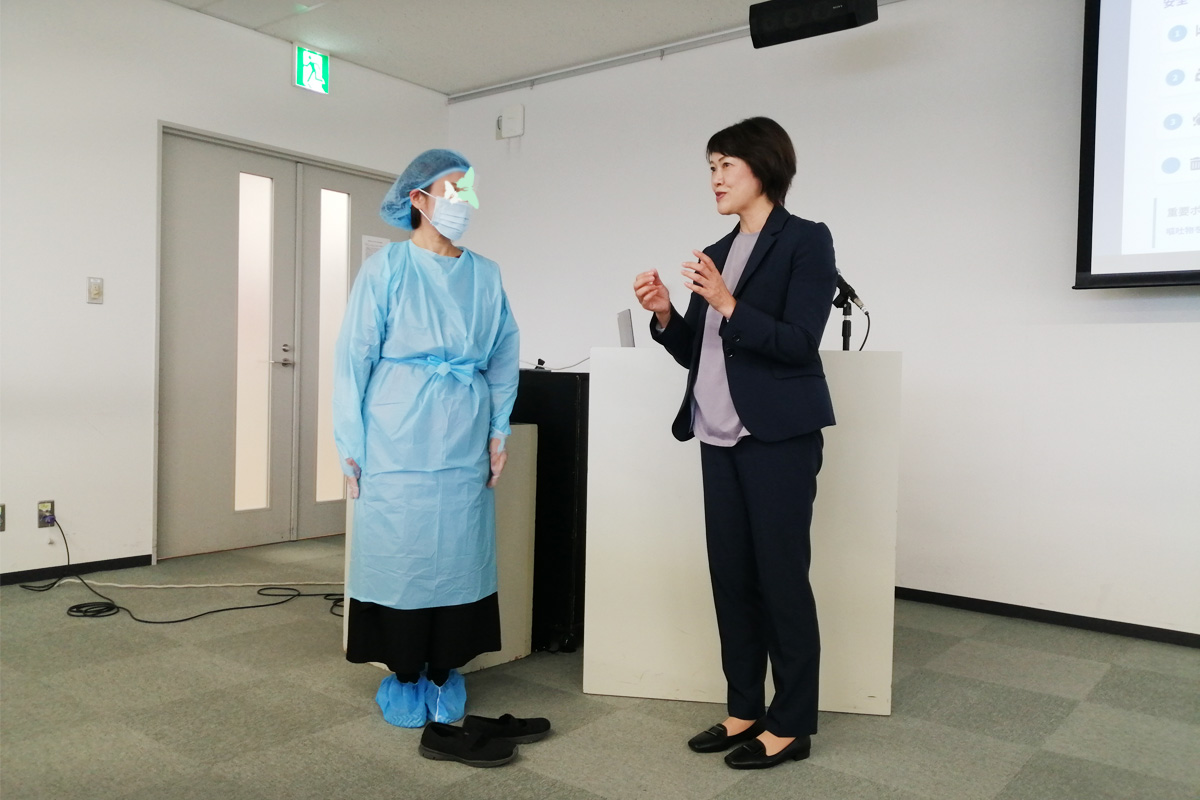 吐しゃ物を処理する時はこのような恰好で