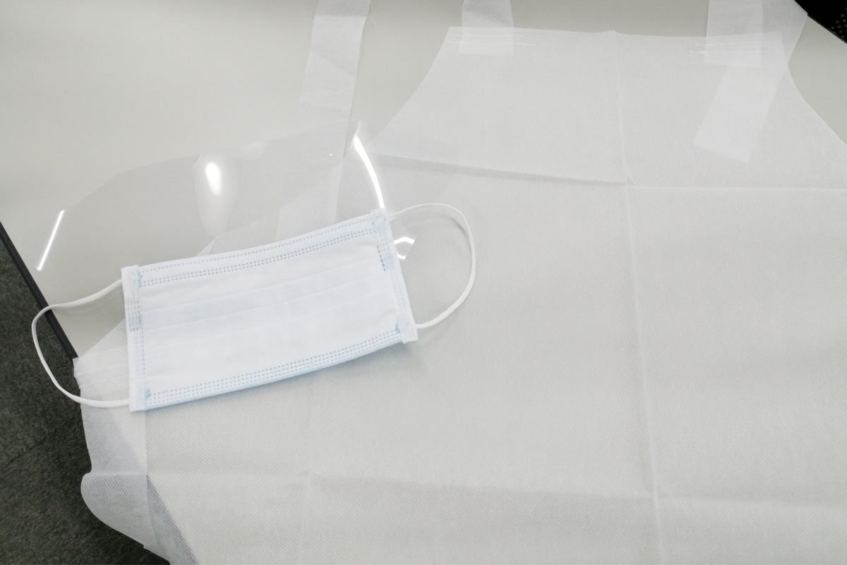 このようなエプロン、マスク等を常備しておくと良いです