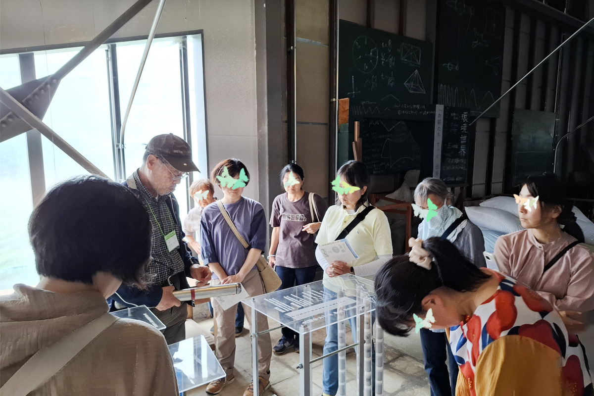 ずっと倉庫で放射能の話しを聞く委員会メンバー