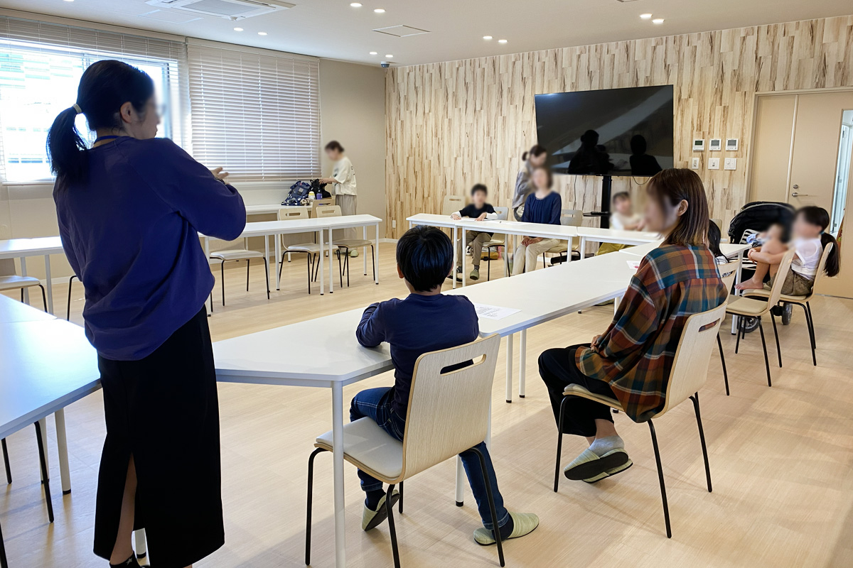 お話しを聞く子ども達