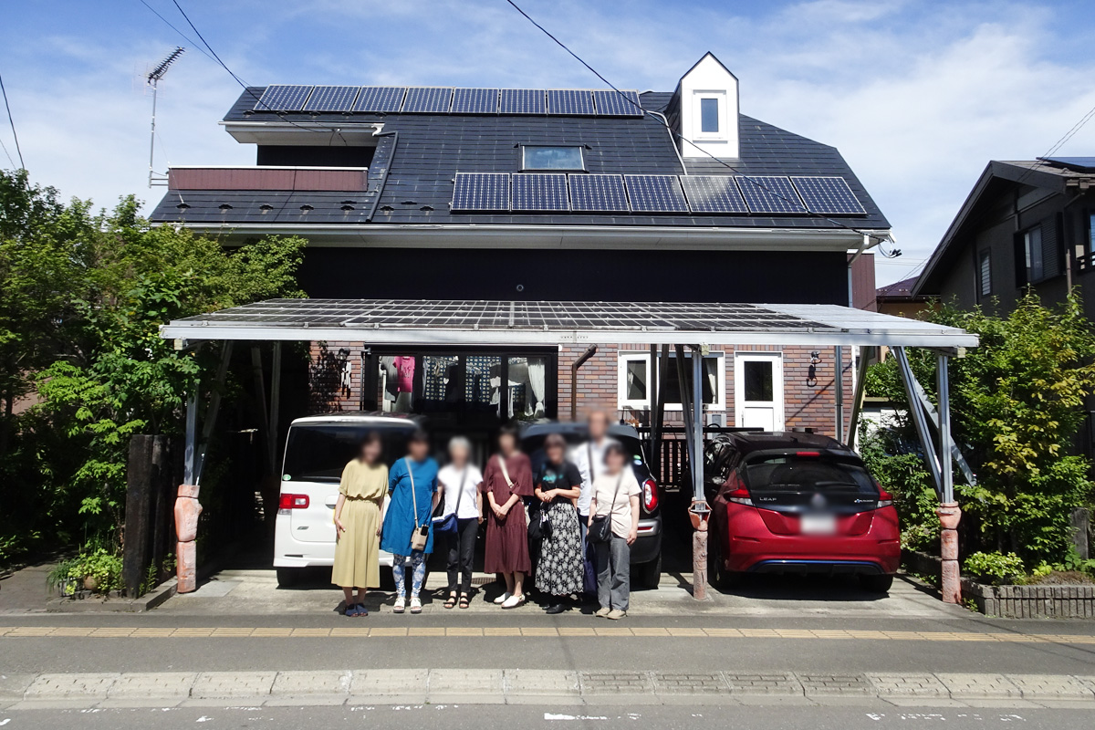 屋根とカーポートにソーラーパネルが設置されている広幡家