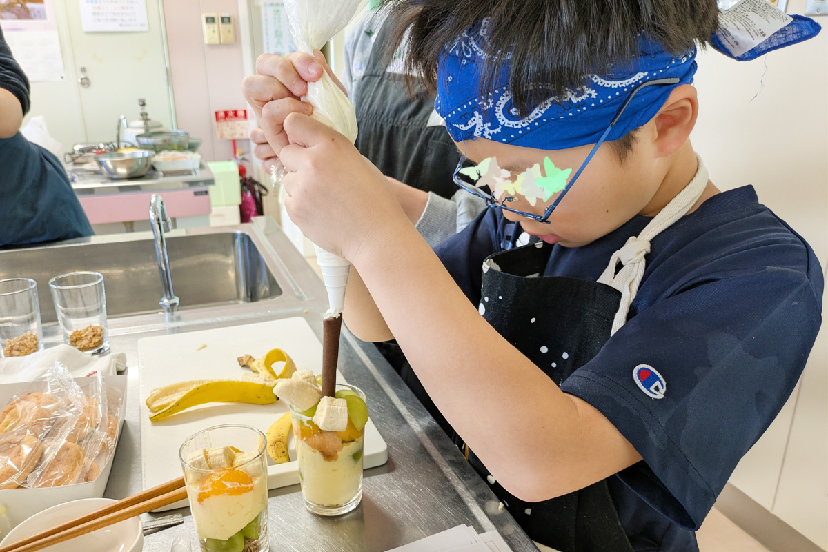 パフェ作り真剣です