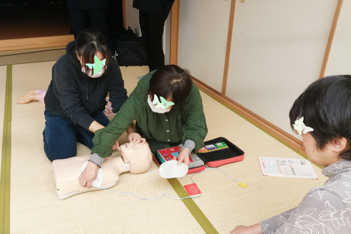 AEDの準備中も胸骨圧迫、人工呼吸を続けます