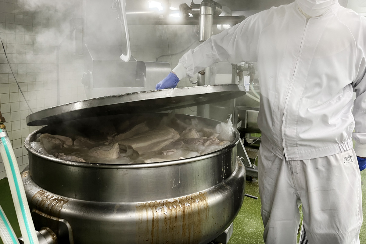 大釜でぐらぐら煮ます