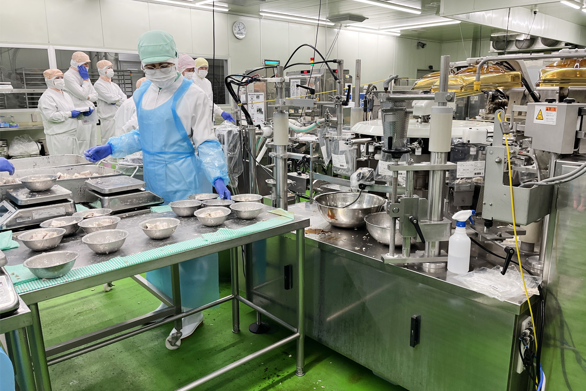 漏斗のようなものでお肉がストンと入ります