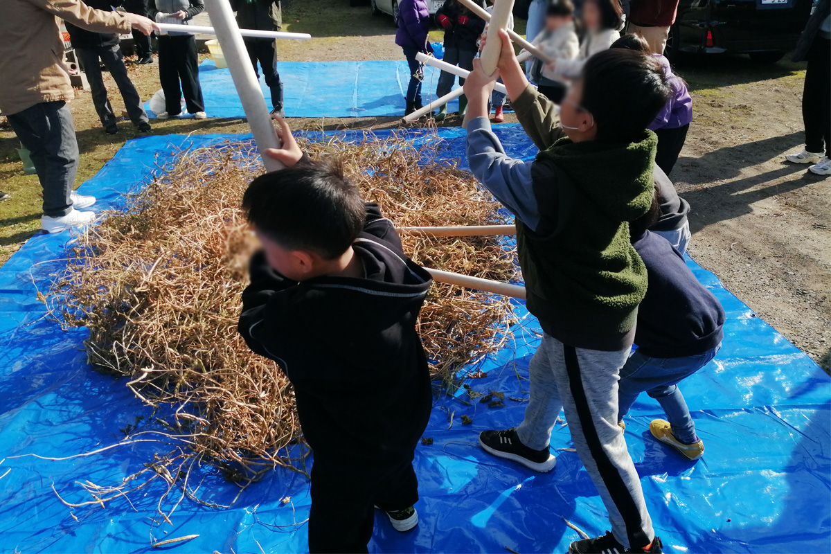 トントン叩くと鞘が割れて小豆が飛び出します
