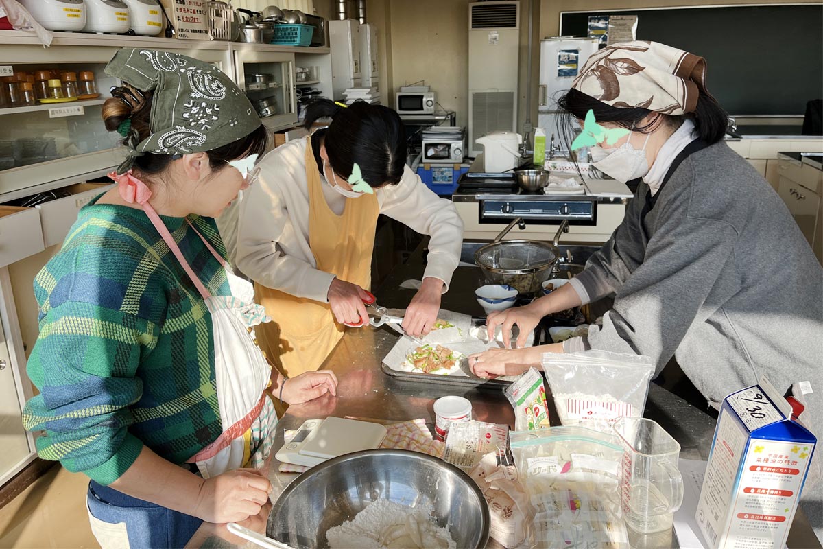 マイピザ作りに熱中する委員さんたち