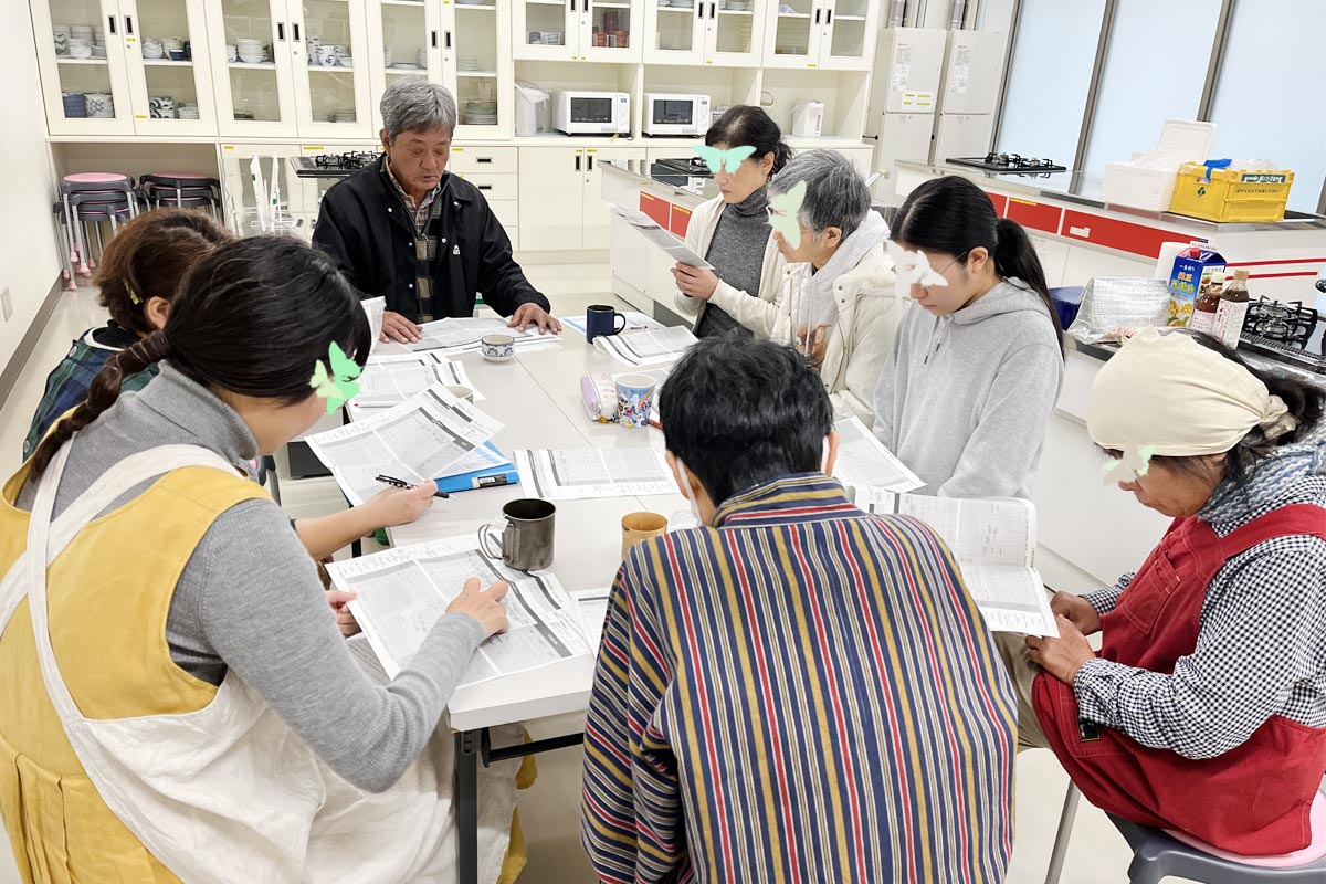 西塚忠元さんの話を熱心に聞く委員さんたち