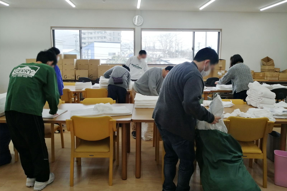 タオルたたみのお仕事中