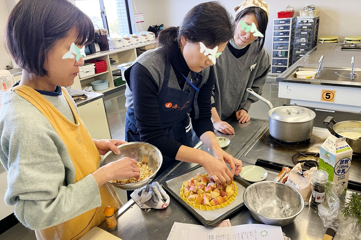 りんごをたっぷり敷き詰めていきます