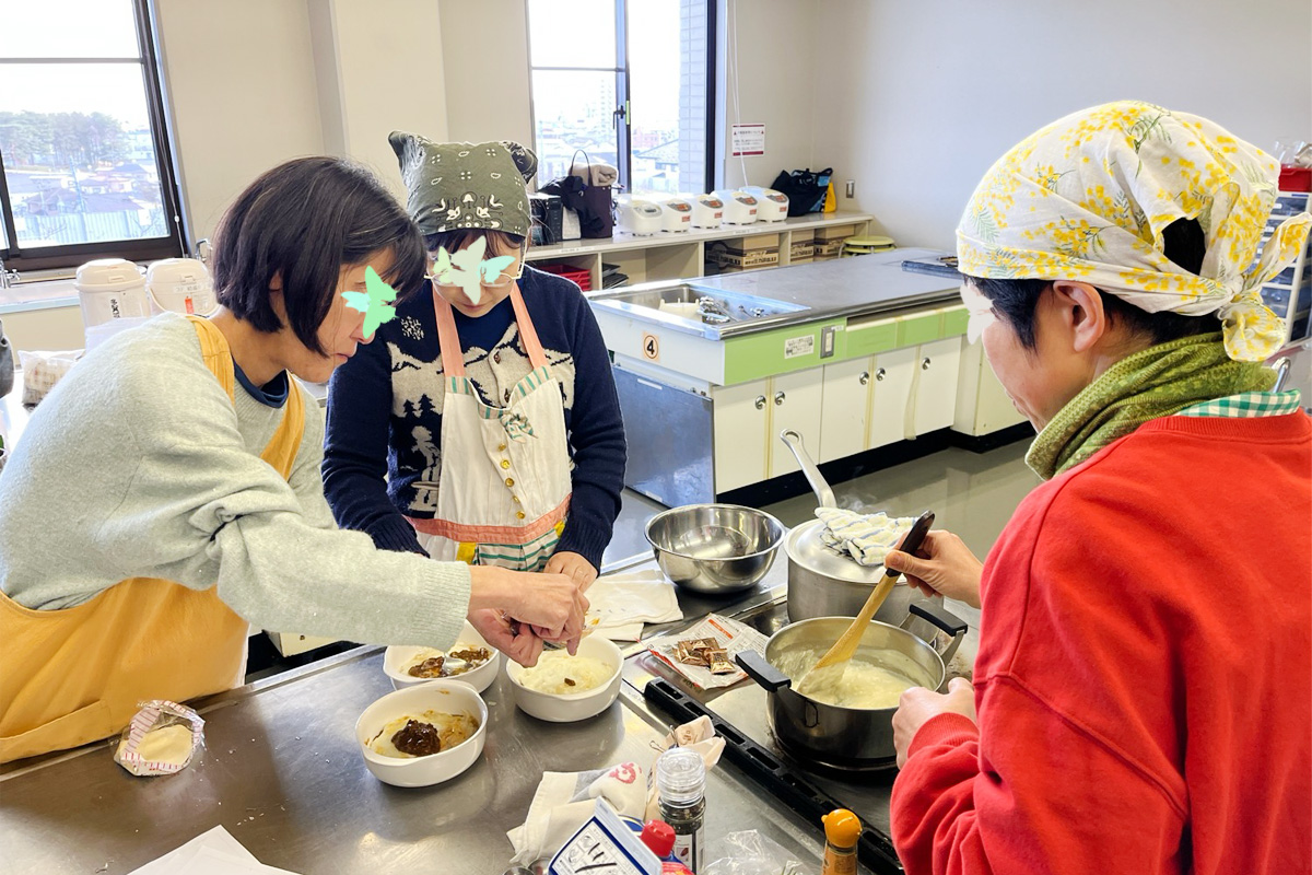 みんなで分担してラザニアの具材を重ねます