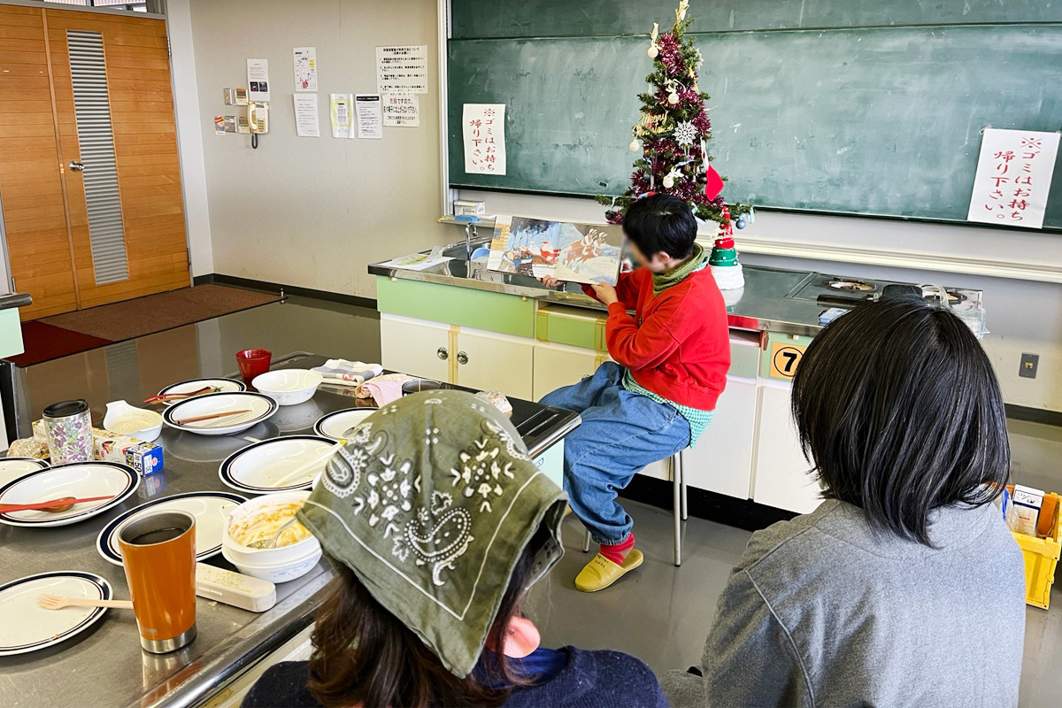 絵本の読み聞かせをする委員さん