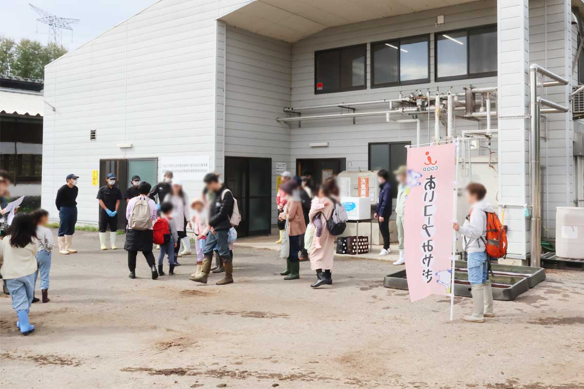 事務所の前で開会式