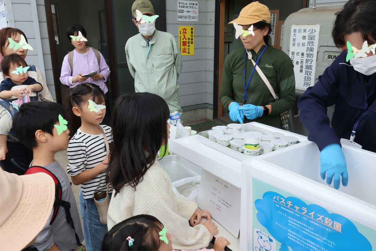 奥羽乳業さんの提供で牛乳とヨーグルトを試食