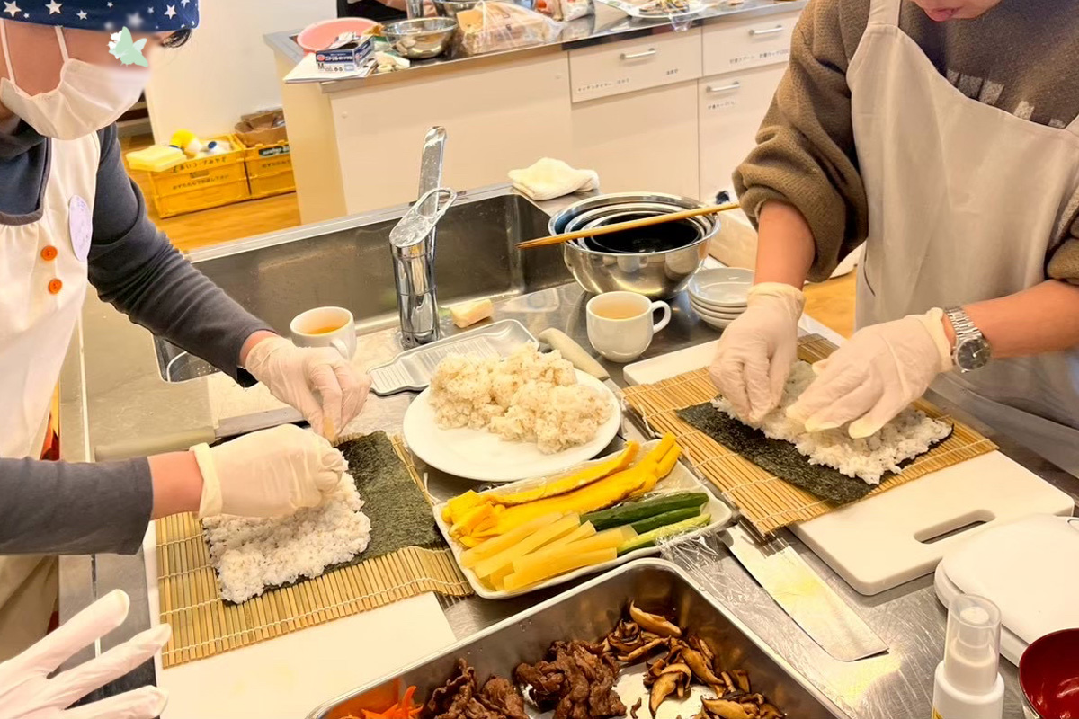 巻きすにご飯を広げます