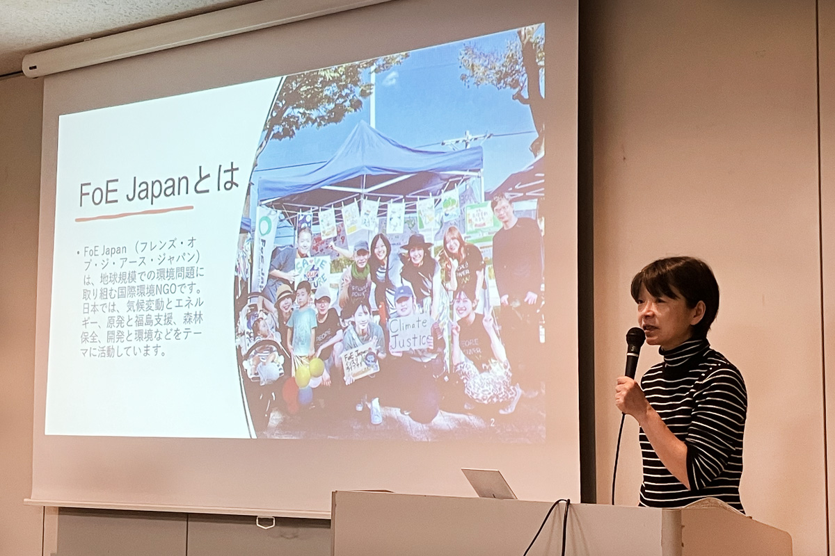 お話をする講師の満田さん