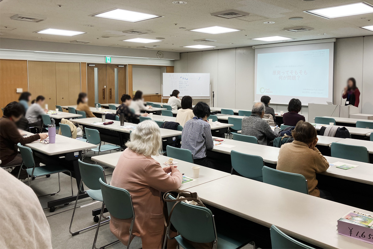 講演を聞く参加者