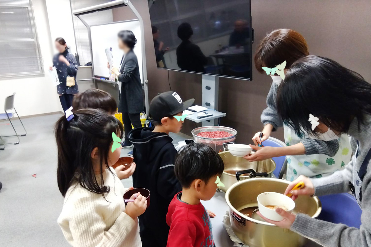 おかわりしている子どもたち