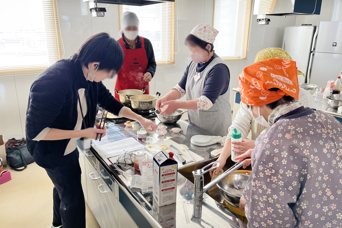 参加者みんなでクッキング