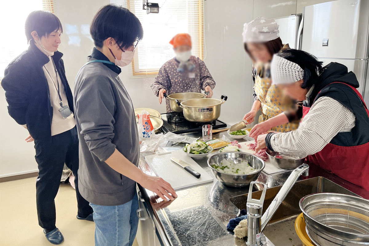 手際良い委員さんを見守る生産者さんたち