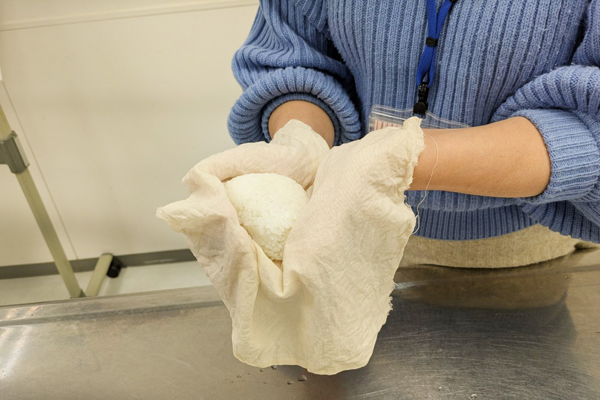 さらしで握るおにぎり