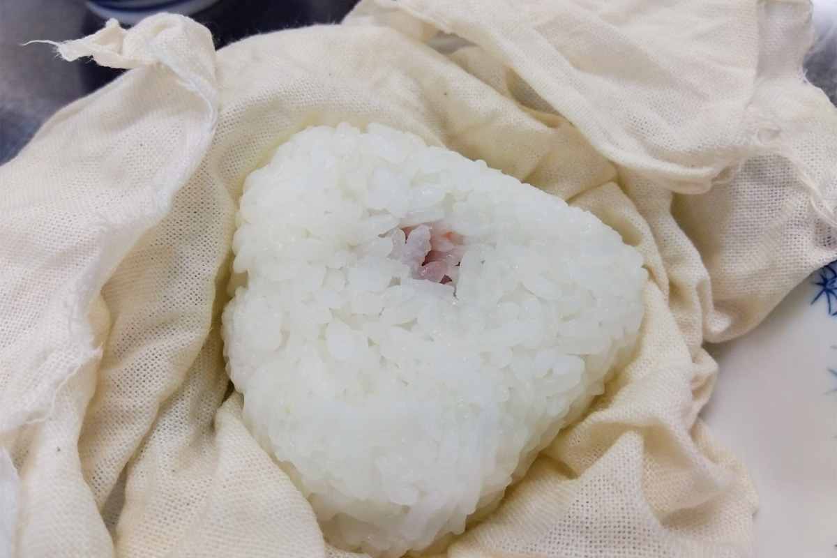 さらしでにぎる梅干し入りおにぎり