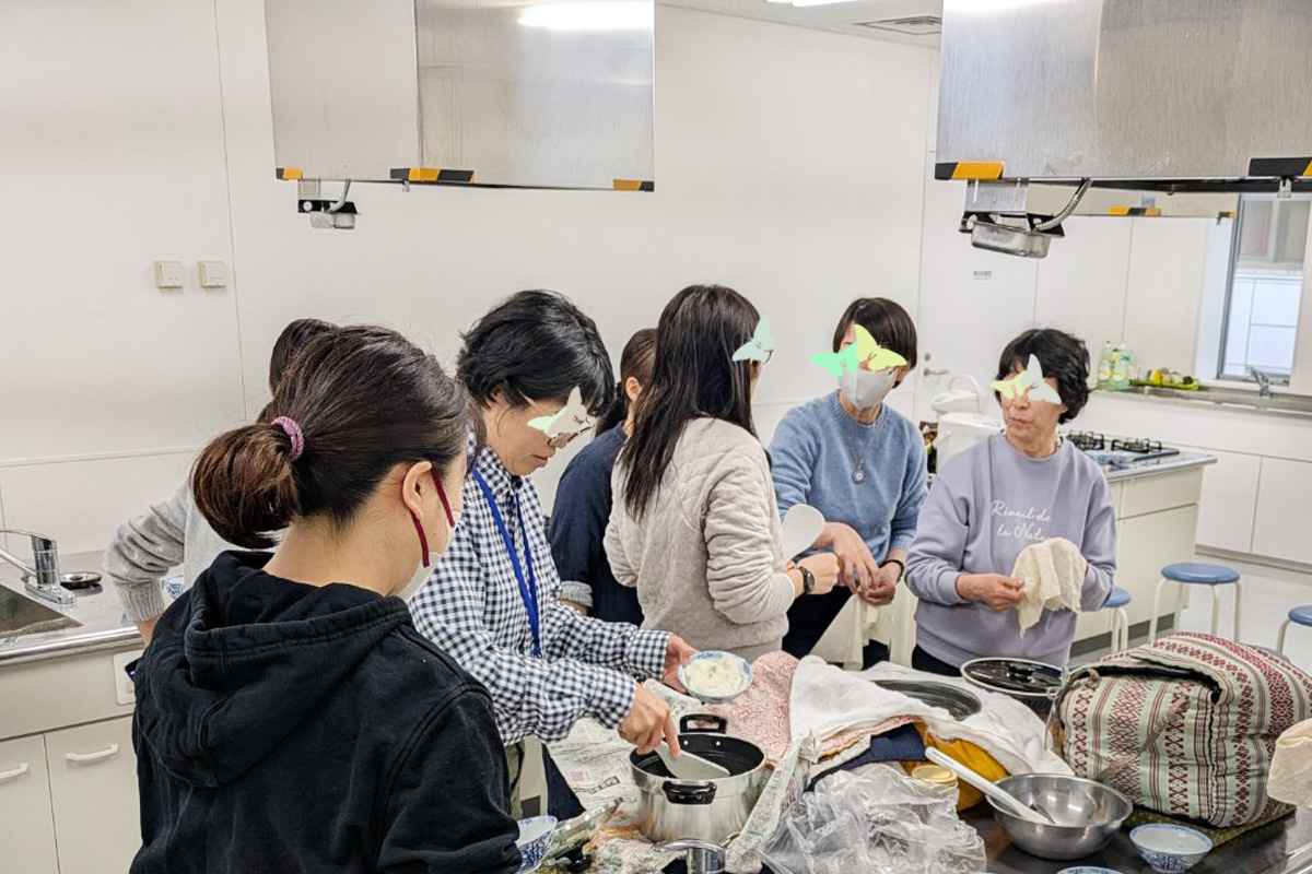 皆でおにぎりを握る