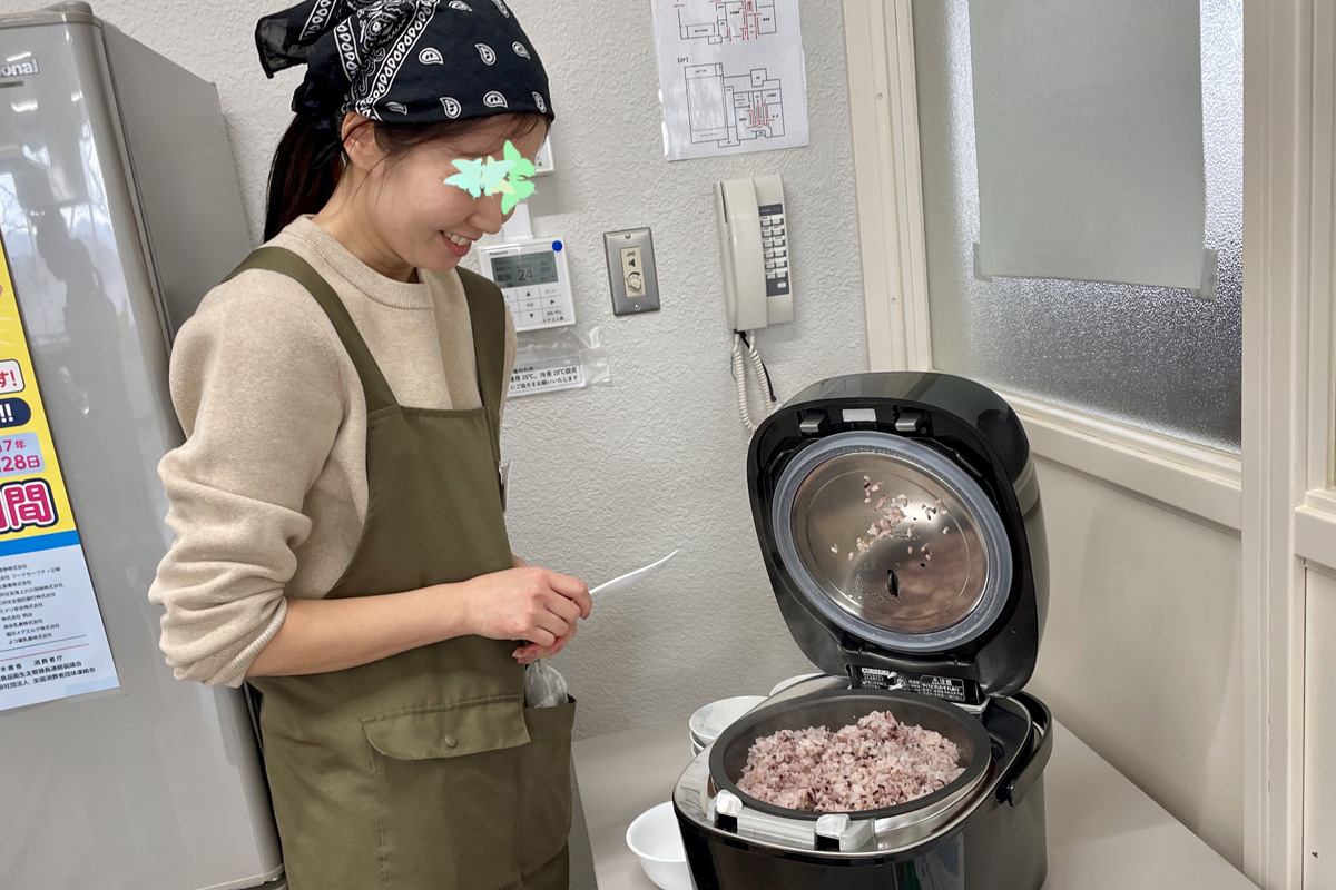 旧正月にちなんだ赤い古代米ごはん