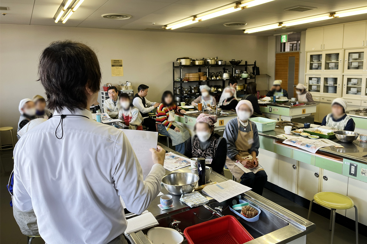 あいコープミートセンターについて説明する辻井課長