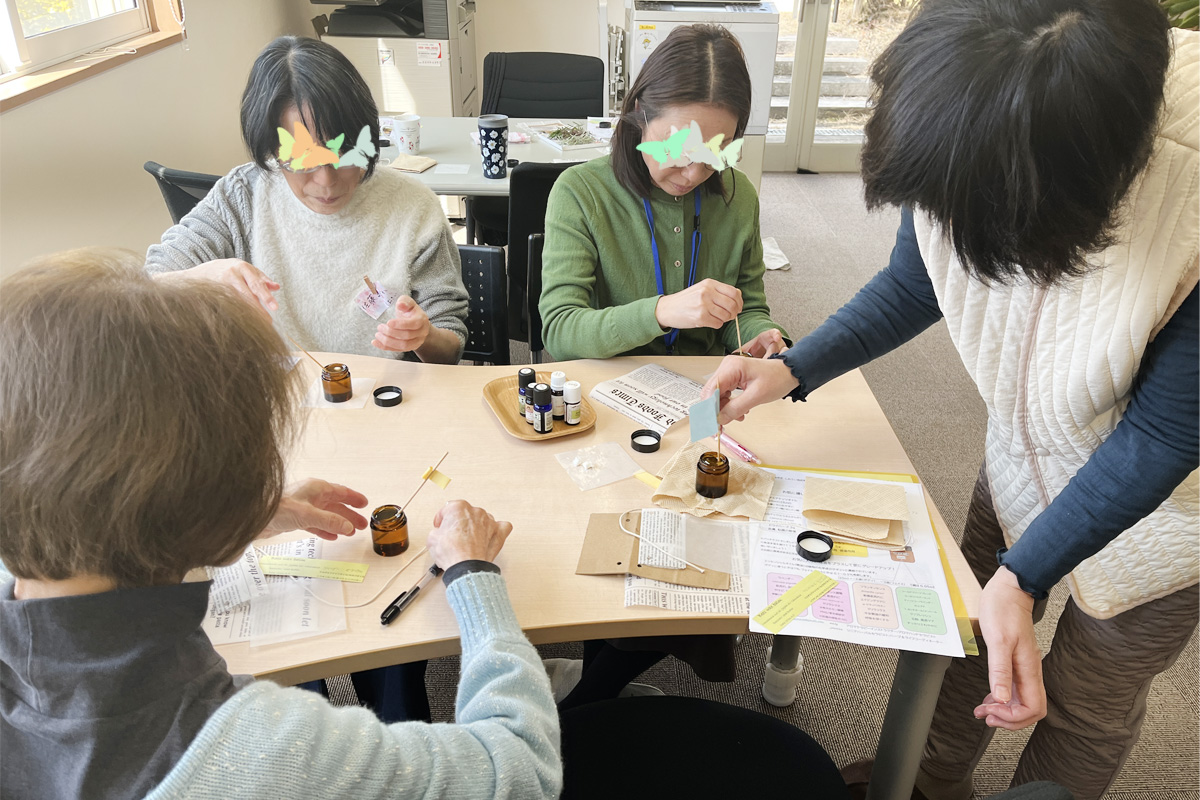 みつろうが固まらないようにかき混ぜます