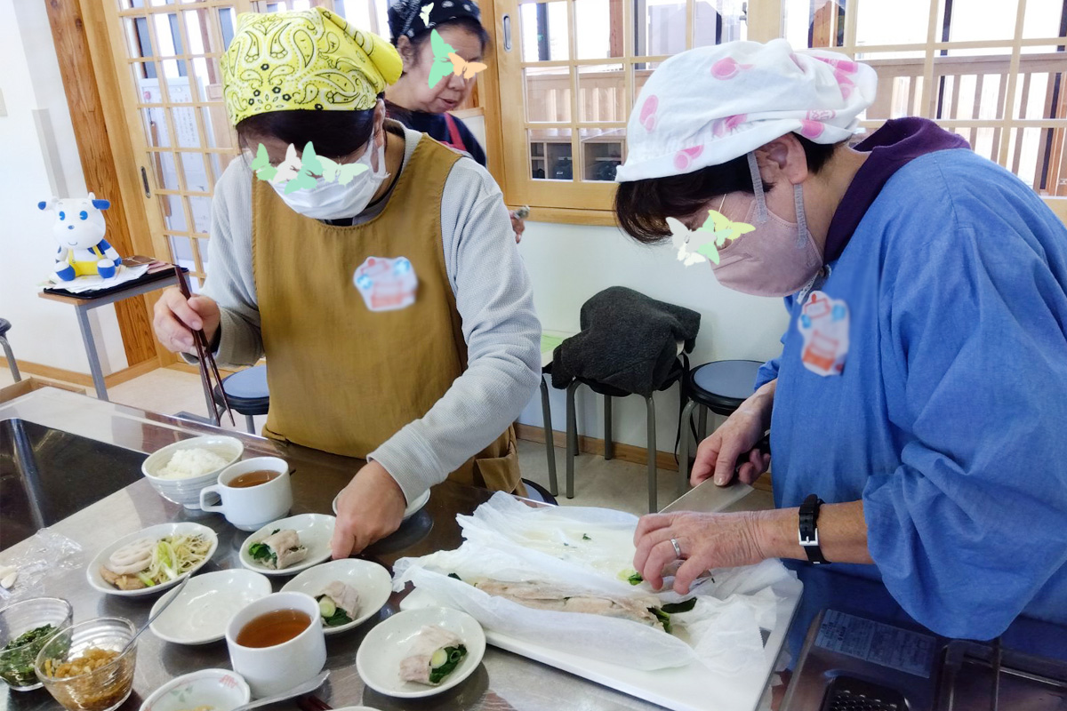 皆さん手際よく調理しています