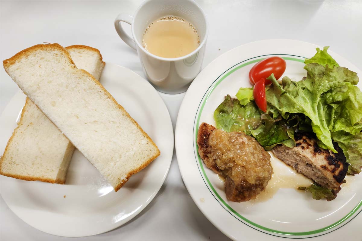 試食は自慢の産直肉使用のハンバーグ2種食べ比べ