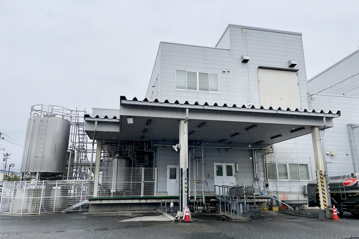 毎朝ながめやま牧場から生乳が運ばれてきます。